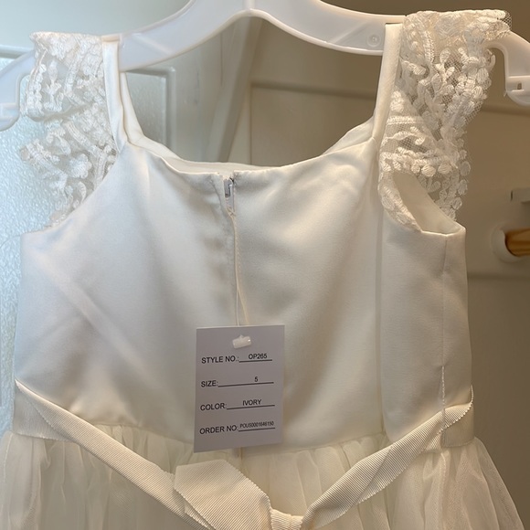 Flower Girl David’s Bridal Ivory Dress with lace sleeve and tule skirt Sz 5 - Picture 8 of 11